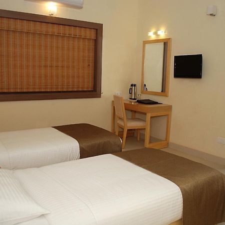 Sandalwood Hotel & Suites Santa Cruz Bagian luar foto