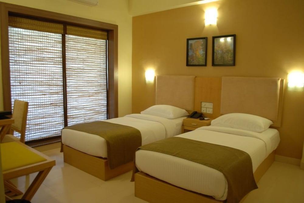 Sandalwood Hotel & Suites Santa Cruz Bagian luar foto